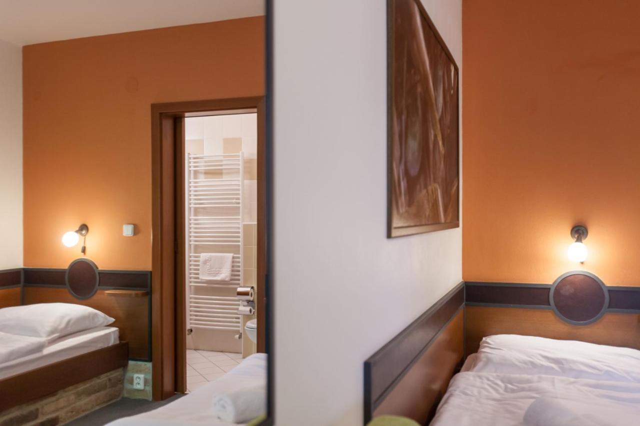Hotel Vinar - Bed & Breakfast Kurdejov Экстерьер фото