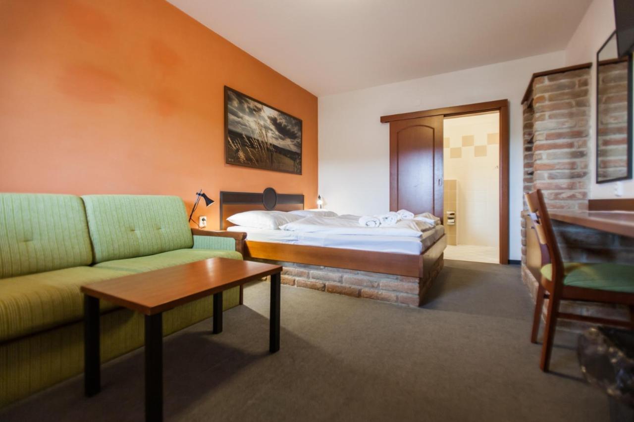 Hotel Vinar - Bed & Breakfast Kurdejov Экстерьер фото