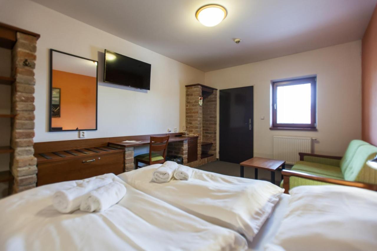 Hotel Vinar - Bed & Breakfast Kurdejov Экстерьер фото