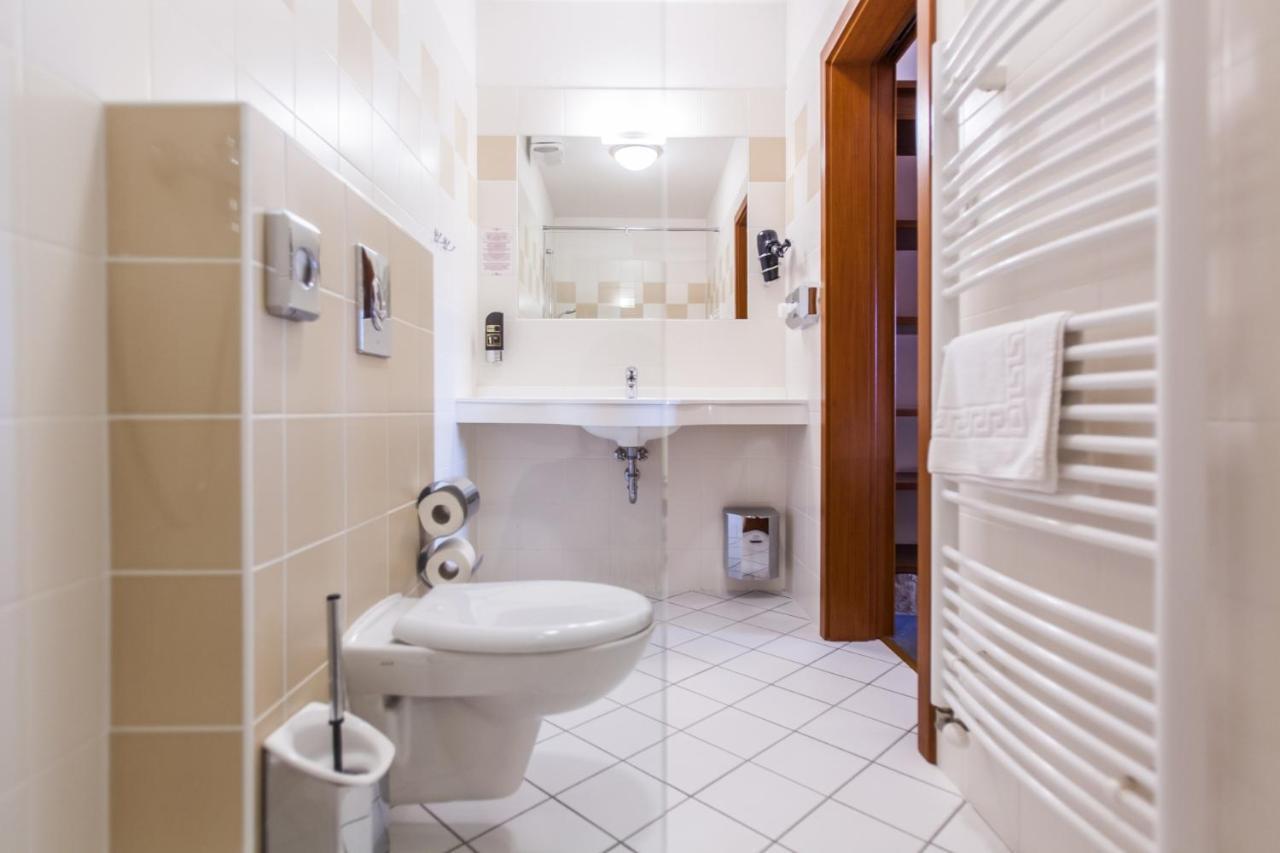 Hotel Vinar - Bed & Breakfast Kurdejov Экстерьер фото