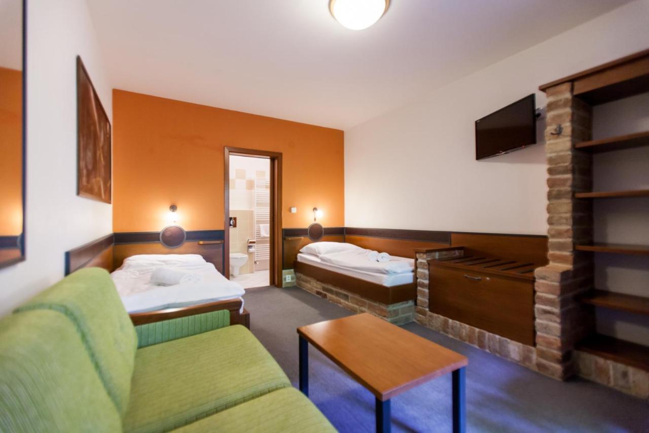 Hotel Vinar - Bed & Breakfast Kurdejov Экстерьер фото